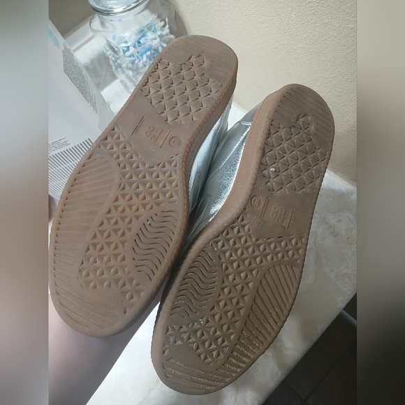 No Boundaries Silver Sneakers - Picture 3 of 3